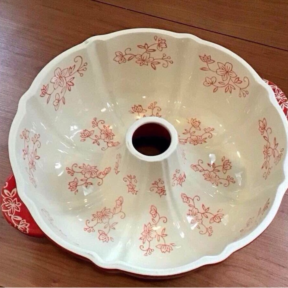 Temptations Floral Bundt Pan - Red and Cream